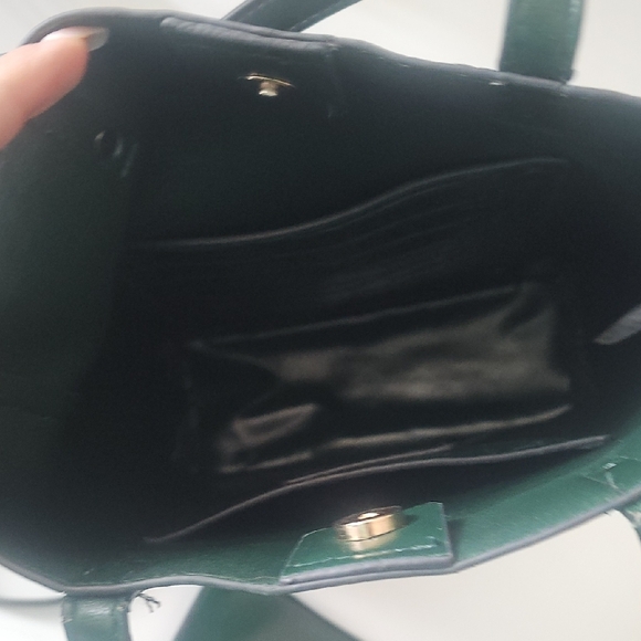 Elegant Dark Green Croc-Embossed Shoulder Bag - Picture 8 of 9